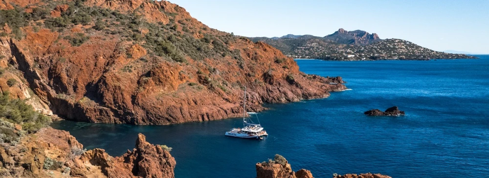 Catamaran au cœur des calanques de l'Estérel