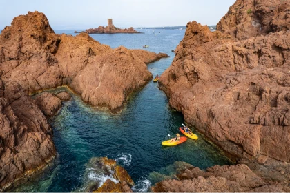 Kayak dans les criques vue sur l'Ile d'Or