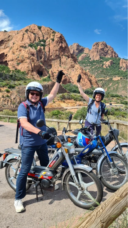 Excursion en couple en automne à bord de mobylette vintage
