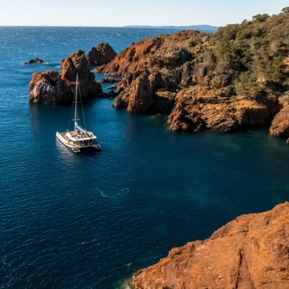 Catamaran visite du littoral Dramont