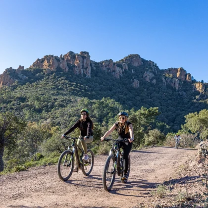 Excursion en vtt électrique en groupe avec un guide dans le massif de l'Estérel