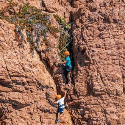 Escalade au cap Dramont sur les falaises rouges face à l'ile d'Or à Saint-Raphaël