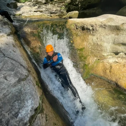 Fraicheur du canyoning pendant la canicule à Fréjus Saint-Raphaël
