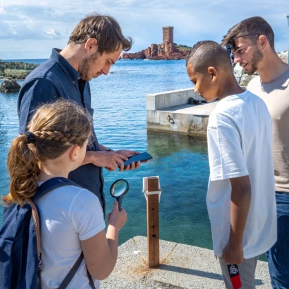 élèves résolvant une énigme lors d'un jeu d'aventure sortie scolaire"