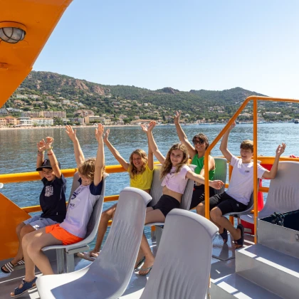 élèves découvrant les calanques de l'Esterel lors d'une sortie scolaire