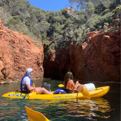 kayak entre les roches rouges de l'Esterel activité scolaire