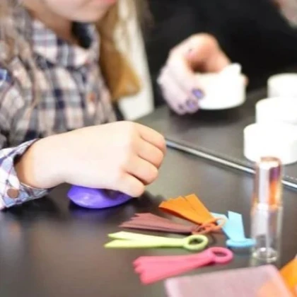 Enfants créant leur parfum lors d’une activité sensorielle à Grasse
