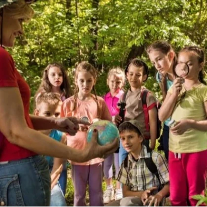 Enfants découvrant la faune et flore lors d’une sortie pédagogique en Estérel