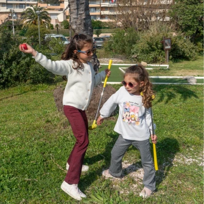 Mini-golf pour enfants en sortie scolaire avec activités ludiques en extérieur