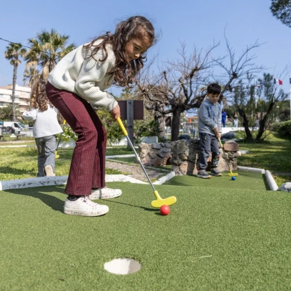 Jeux en plein air pour enfants avec parcours ludique adapté à la maternelle