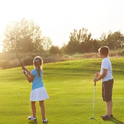 Initiation au golf pour enfants de maternelle lors d’une sortie scolaire ludique