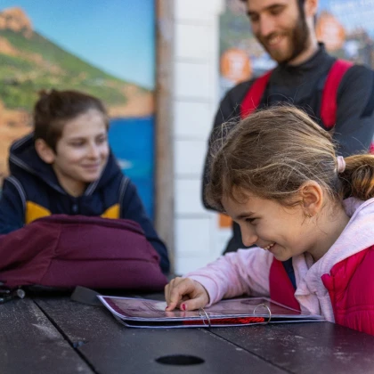 Enquête ludique pour enfants avec jeu d’aventure en extérieur
