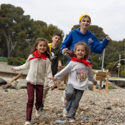 Défis et jeux en équipe pour enfants lors d’une activité ludique
