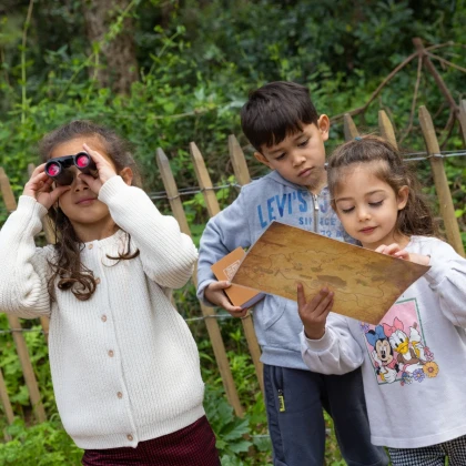 Chasse au trésor pour enfants avec carte, indices et jumelles