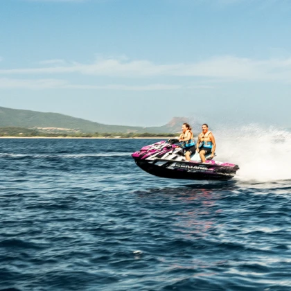 Jet ski fréjus activité aquatique quand il fait chaud