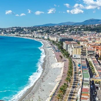 Vue du Chateau de Nice sur la plage