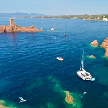 Catamaran vue sur l'Ile d'Or à Saint Raphaël