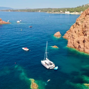 Catamaran vue sur l'Ile d'Or à Saint Raphaël