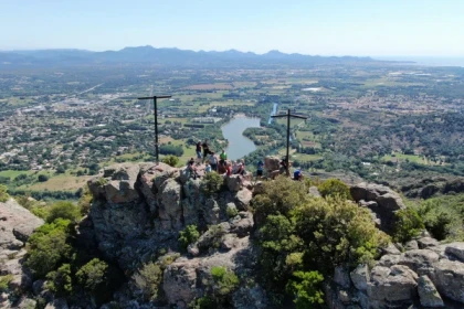 Ascension du Rocher de Roquebrune-sur-Argens - Expérience Côte d'Azur