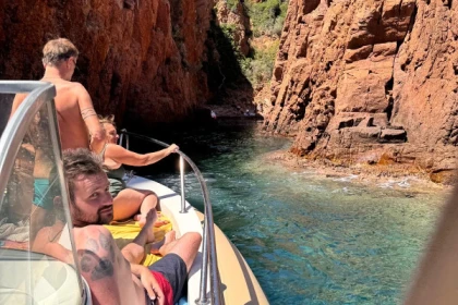 Balade en bateau calanques de l’Estérel – Départ d’Agay à Saint-Raphaël - Expérience Côte d'Azur