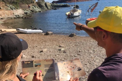 Disparition sur l’île d’Or : Cluedo® géant en plein air à Saint-Raphaël - Expérience Côte d'Azur