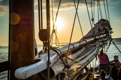 Coucher de soleil à la voile, baignade, buffet et vins - Expérience Côte d'Azur