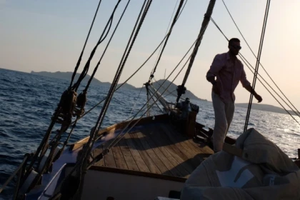 Coucher de soleil à la voile, baignade, buffet et vins - Expérience Côte d'Azur