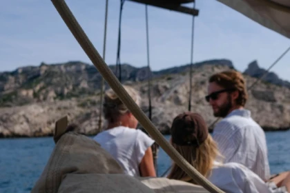 Coucher de soleil à la voile, buffet et vins de Provence - Expérience Côte d'Azur