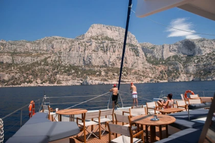 Croisière en catamaran à la journée – Calanques & Riou au départ de Marseille - Expérience Côte d'Azur