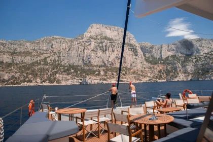 Croisière en catamaran à la journée – Calanques & Riou au départ de Marseille - Expérience Côte d'Azur