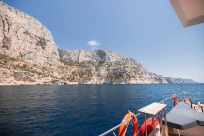 Croisière en catamaran à la journée – Calanques & Riou au départ de Marseille - Expérience Côte d'Azur