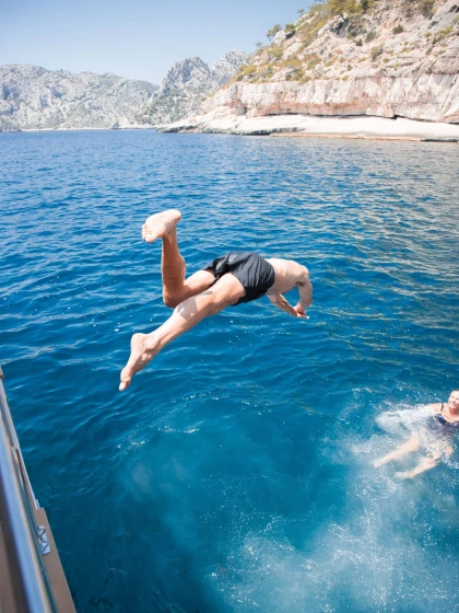 Croisière en catamaran à la journée – Calanques & Riou au départ de Marseille - Expérience Côte d'Azur