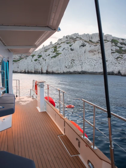 Soirée catamaran Marseille : sunset & dîner en mer au départ du Vieux-Port - Expérience Côte d'Azur