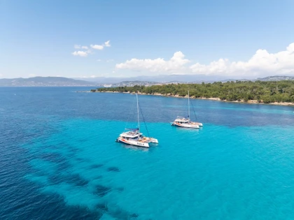 Promo - 10% Sortie catamaran départ St Raphaël - Journée + repas - Estérel & Iles de Lérins - Expérience Côte d'Azur