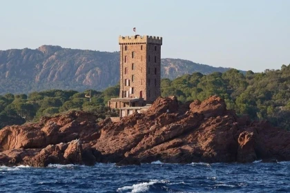 Offre Exclusive - 10% Sortie catamaran de St Raphaël aux calanques de l'Estérel - Brunch en mer - Expérience Côte d'Azur