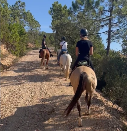 EVJF / EVG des 3 Fers: à cheval avec apéritif provençal au Dramont – Saint-Raphaël - Expérience Côte d'Azur