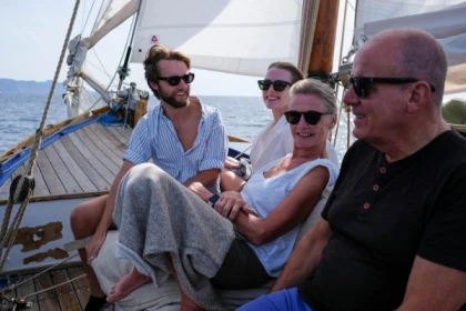 Journée Calanques à la voile, baignade, buffet & vins - Expérience Côte d'Azur