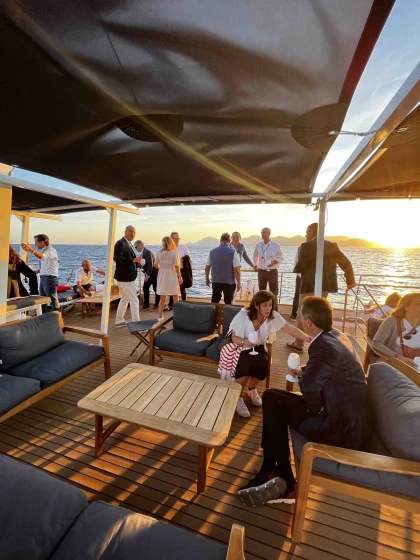 Journée d’étude en mer : séminaire et réunion à bord d’un catamaran - Expérience Côte d'Azur