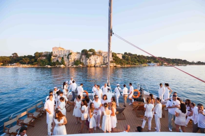 Journée Pool Party en maxi catamaran - Expérience Côte d'Azur