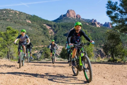 Journée sortie encadrée en VTT électrique et en Paddle ou kayak dans l'Estérel - Expérience Côte d'Azur