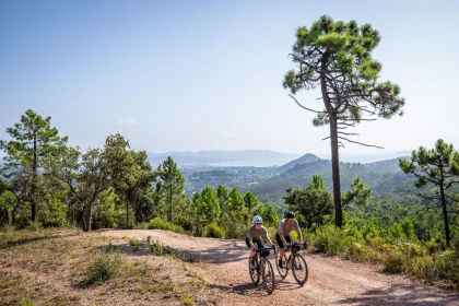 Les roches rouges flamboyantes de l’Estérel à vélo gravel - Expérience Côte d'Azur