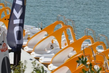 Location pédalos avec toboggan - Lac de St-Cassien - Expérience Côte d'Azur