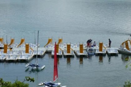 Location pédalos avec toboggan - Lac de St-Cassien - Expérience Côte d'Azur