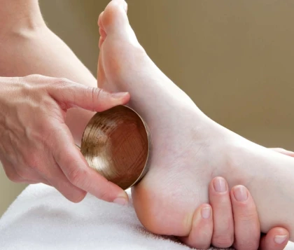 Massage ayurvédique des pieds au bol kansu Fréjus Saint Raphaël - Expérience Côte d'Azur