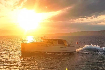 Soirée au soleil couchant dans les Calanques du Frioul - Mairie - Expérience Côte d'Azur