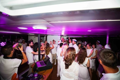 Soirée cocktail en catamaran XXL : événement en mer ou à quai - Expérience Côte d'Azur