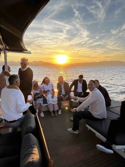 Soirée cocktail en catamaran XXL : événement en mer ou à quai - Expérience Côte d'Azur