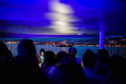 Soirée cocktail en catamaran XXL : événement en mer ou à quai - Expérience Côte d'Azur