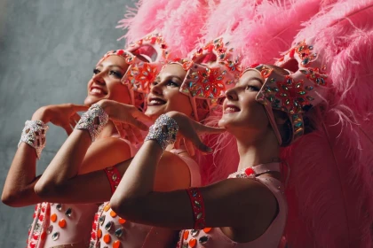 Séjour Réveillon du Nouvel An 2026 à Saint-Raphaël : dîner et soirée dansante Cabaret Plumes - Expérience Côte d'Azur