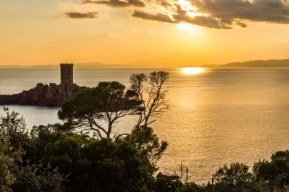Sunset privé en catamaran avec skipper à Saint-Raphaël – Estérel - Expérience Côte d'Azur